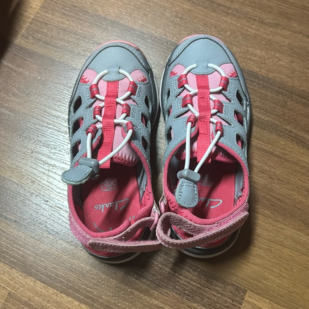 C52.Clarks toddler girls sandals size 11